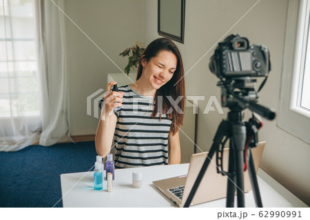 A fashion blogger records the video A fashion blogger records the video 62990991