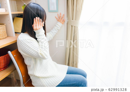 頭痛 目眩 貧血 様々な症状の女性 コピースペース 頭痛 目眩 貧血 様々な症状の女性 コピースペース 62991328