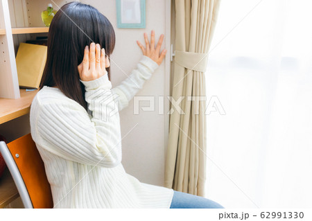 頭痛 目眩 貧血 様々な症状の女性　コピースペース 62991330