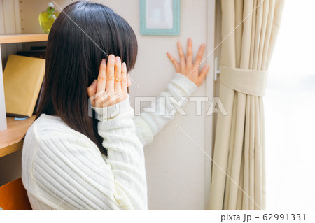 頭痛 目眩 貧血 様々な症状の女性 62991331