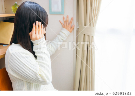 頭痛 目眩 貧血 様々な症状の女性 コピースペース 頭痛 目眩 貧血 様々な症状の女性 コピースペース 62991332