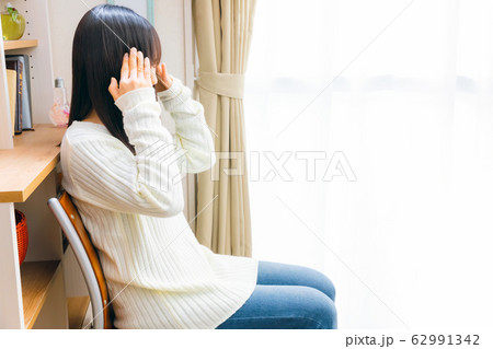 頭痛の女性　様々な頭痛　悩み　コピースペース 62991342