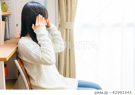 頭痛の女性　様々な頭痛　悩み　コピースペース 62991343