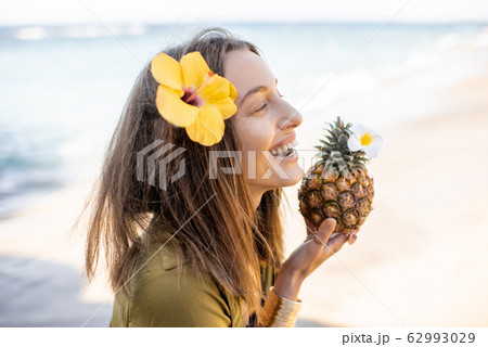 Summer girl with exotic fruit at the beach resort Summer girl with exotic fruit at the beach resort 62993029