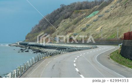 ウトロ温泉までの国道 知床半島への道 北海道 知床半島 斜里町 ウトロ温泉までの国道 知床半島への道 北海道 知床半島 斜里町 62994353
