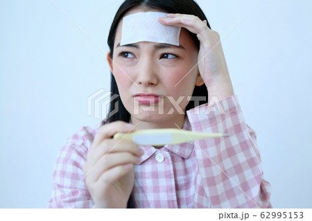体調の悪い女性イメージ 体調の悪い女性イメージ 62995153