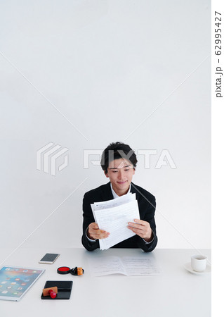 契約書と資料を精読するビジネスマン 62995427