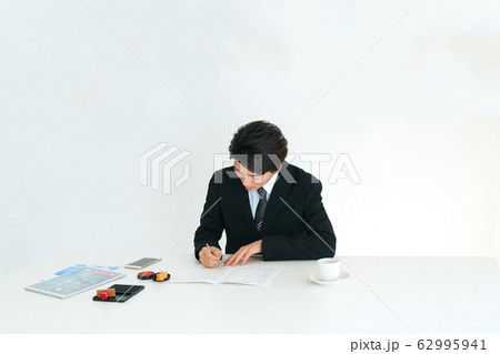 書類を書くビジネスマン 書類を書くビジネスマン 62995941