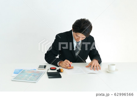捺印するビジネスマン 62996566