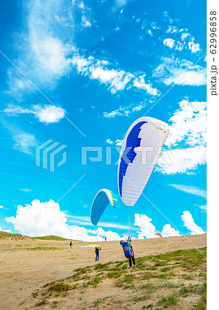 鳥取砂丘　パラグライダー 青空 62996858