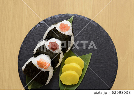 おにぎりを俯瞰 62998038