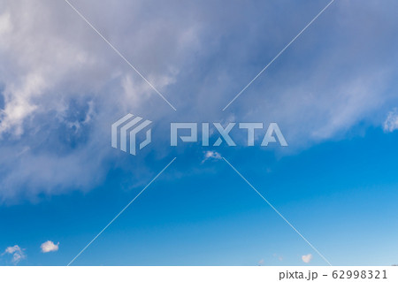 冬　風が強い日の青空 62998321