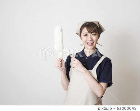 ハンディモップを持つハウスクリーニングの女性作業員 63000045