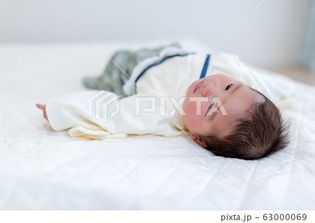 袴を着た生後4ヵ月の赤ちゃん 袴を着た生後4ヵ月の赤ちゃん 63000069