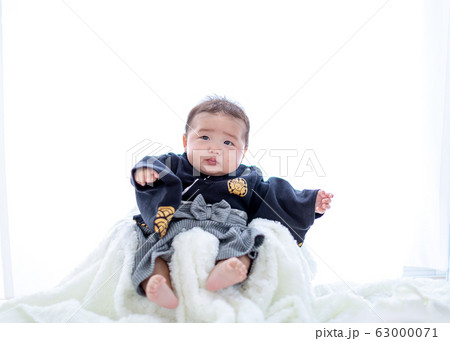 袴を着た生後4ヵ月の赤ちゃん お座りの写真素材