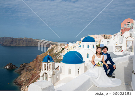 サントリーニ島 日本人 ブライダルフォト 結婚写真 前撮り 新婚旅行 夫婦 カップル 海外挙式の写真素材