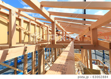 晴れの日の新築戸建て住宅上棟現場 晴れの日の新築戸建て住宅上棟現場 63002884