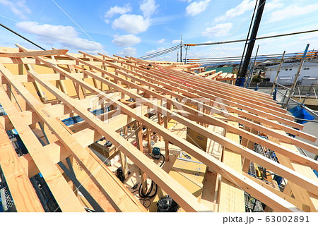 晴れの日の新築戸建て住宅上棟現場 晴れの日の新築戸建て住宅上棟現場 63002891