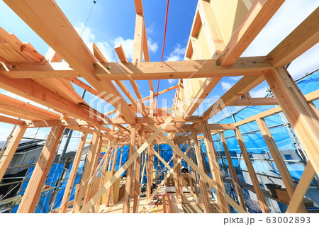 晴れの日の新築戸建て住宅上棟現場 晴れの日の新築戸建て住宅上棟現場 63002893