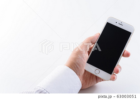 スマホを持つビジネスマン 63003051