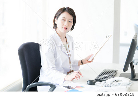白衣　女性　デスクワーク 63003819