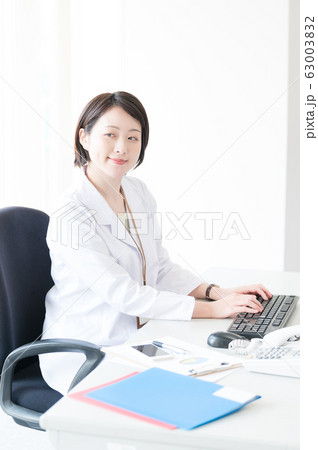 白衣　女性　デスクワーク 63003832