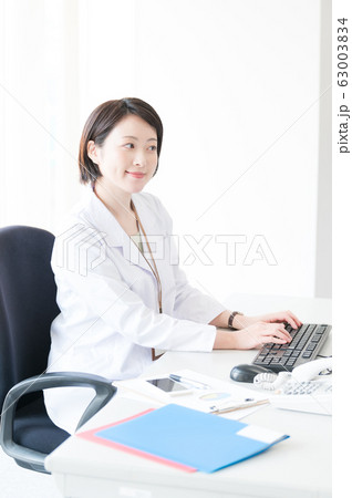 白衣 女性 デスクワーク 白衣 女性 デスクワーク 63003834