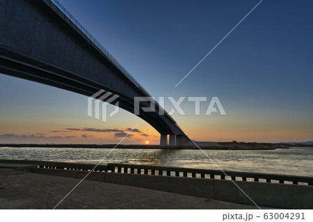 浜名大橋の夕日 浜名大橋の夕日 63004291