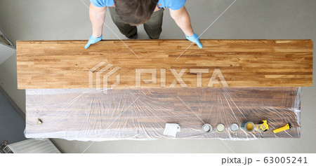 Woodworker varnishes wood sheets, beautiful color Woodworker varnishes wood sheets, beautiful color 63005241