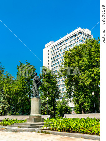Statue of young Vladimir Ulyanov-Lenin in Kazan, Russia 63006189