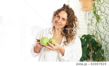 Senior woman with apples. Diet. Healthy lifestyle. 63007924