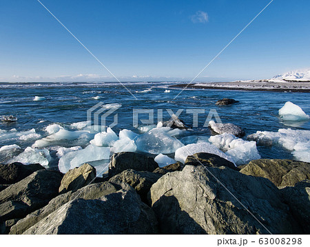 Ice chunks from the glacier drift in the sea 63008298