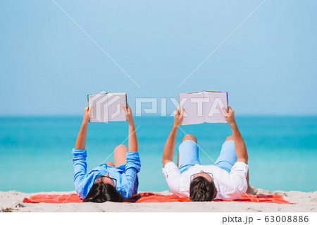 Young couple on white beach during summer vacation. 63008886