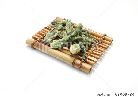 竹製の食器に盛ったタラの芽の天ぷら 63009734