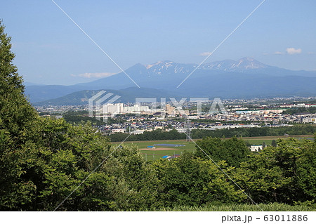 旭川の街と大雪山 63011886