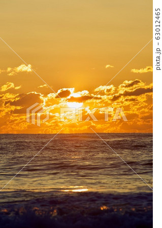 日の出　3月上旬　久慈浜海岸　茨城県日立市 63012465