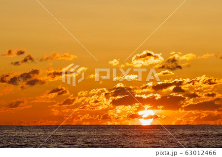 日の出　3月上旬　久慈浜海岸　茨城県日立市 63012466