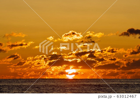 日の出　3月上旬　久慈浜海岸　茨城県日立市 63012467