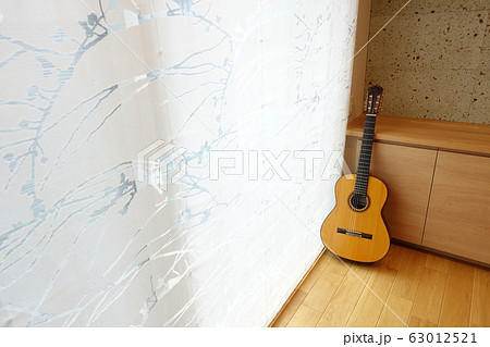 クラシックギターのある部屋 カーテン越しの光の中で クラシックギターのある部屋 カーテン越しの光の中で 63012521