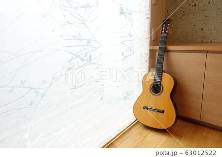 クラシックギターのある部屋 カーテン越しの光の中で クラシックギターのある部屋 カーテン越しの光の中で 63012522