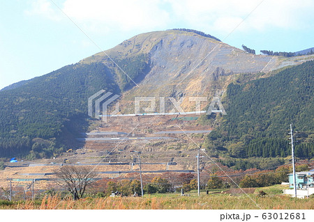 熊本地震で発生した大規模土砂崩れ 63012681