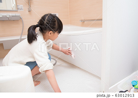 お風呂掃除をする小学生の女の子 63012913