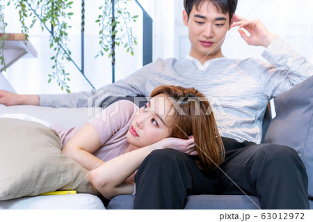 夫婦 リビングルーム 新婚夫婦 63012972