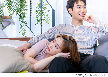 夫婦 リビングルーム 新婚夫婦 63012974