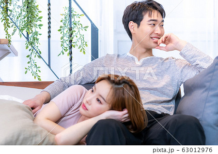 夫婦 リビングルーム 新婚夫婦 63012976