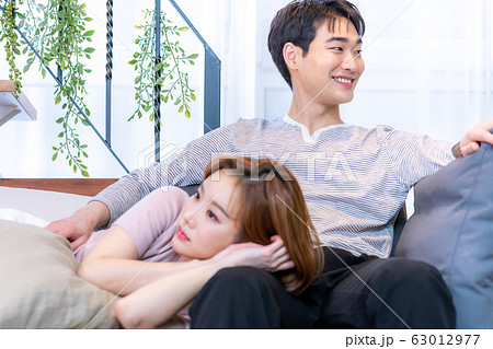 夫婦 リビングルーム 新婚夫婦 63012977
