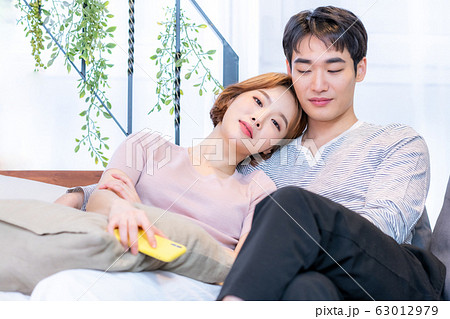 夫婦 リビングルーム 新婚夫婦 63012979