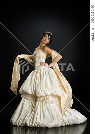 Young Bride Young Bride 63013640