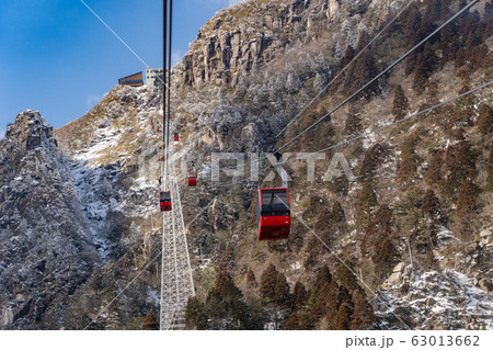 三重県　冬の御在所ロープウエイ　ゴンドラと山頂の山上公園駅 63013662