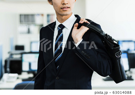 若いビジネスマン（オフィス、スーツ、ビジネスバッグ 63014088